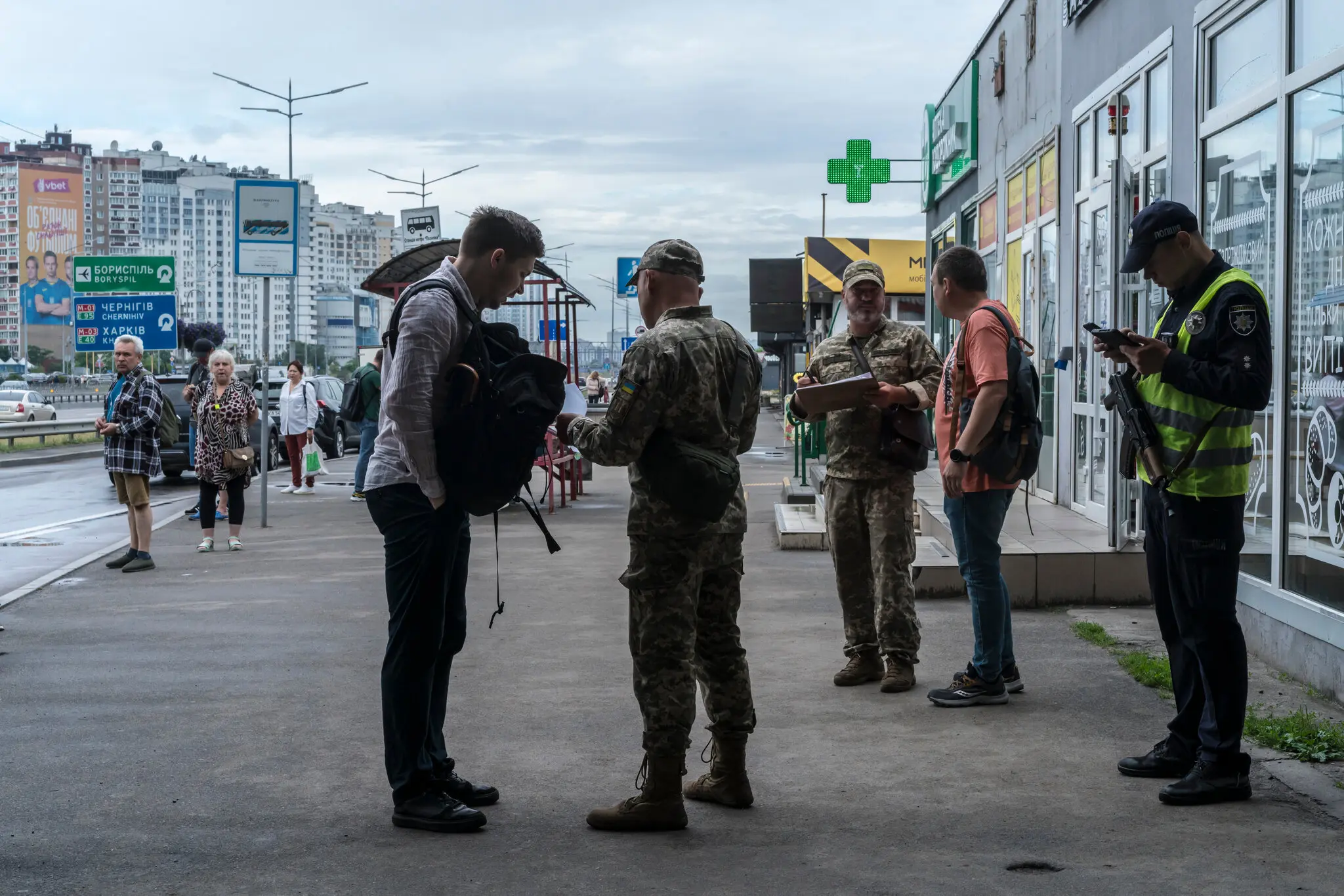 Військові чиновники зупиняють чоловіків у Києві, столиці України, цього місяця, щоб перевірити, чи вони оновили свою інформацію до призовної служби